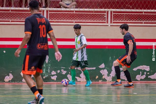 Lance de uma das partidas da 18&ordf; edi&ccedil;&atilde;o da Copa Vale da Esperan&ccedil;a de Futsal Masculino. Fotos: Ribero Junior