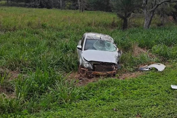Carro de passeio ficou destru&iacute;do ap&oacute;s batida com carreta na BR-163 (Foto: Direto das Ruas)