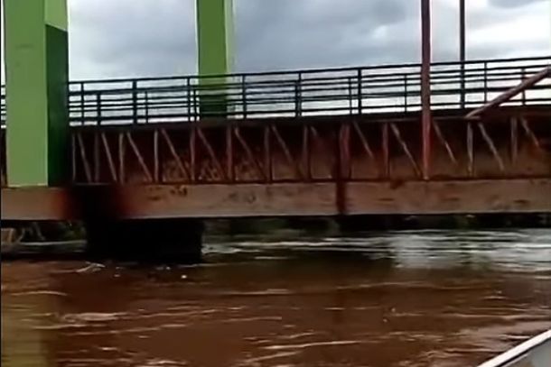N&iacute;vel do Rio Dourados sobe e &aacute;gua se aproxima da ponte em F&aacute;tima do Sul