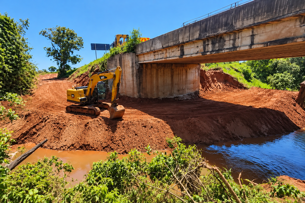 M&aacute;quina trabalha nas obras de refor&ccedil;o de ponte na MS-040 (Foto: divulga&ccedil;&atilde;o/Caminhos da Celulose)