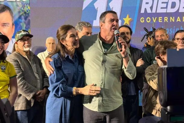 M&ocirc;nica Riedel e o governador reeleito de MS, Eduardo Riedel. (Foto: Luiz Donizete)