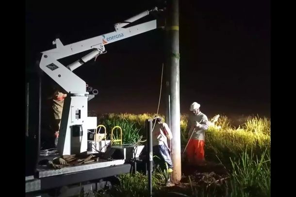 Equipes trabalham para restabelecer o fornecimento de energia em Terenos (Foto: divulga&ccedil;&atilde;o/Prefeitura)