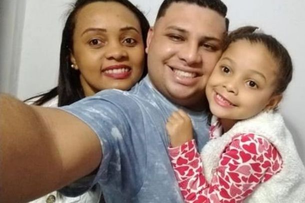Samuel entre a mulher e sua enteada.