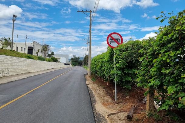 De acordo com placa colocada na Av. Adolpho Jo&atilde;o Traldi, nenhum ve&iacute;culo poderia circular pela via.