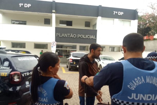 Com trauma de assalto, homem deixa as ruas para vender chocolate s&oacute; em delegacias