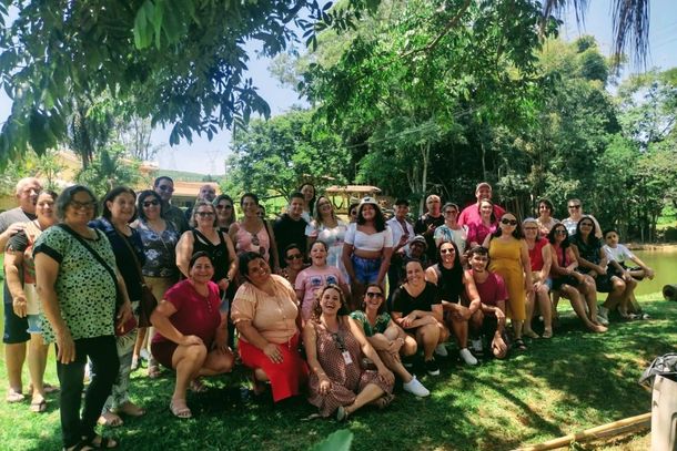 Cl&aacute;udia Geri e seus participantes no passeio de Serra Negra