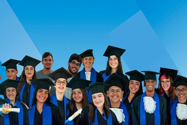 Escola Capit&atilde;o Vit&oacute;rio Togni em Cabre&uacute;va se destaca com 15 alunos do 3&deg; ano aprovados em diversas universidades com bolsas integrais.