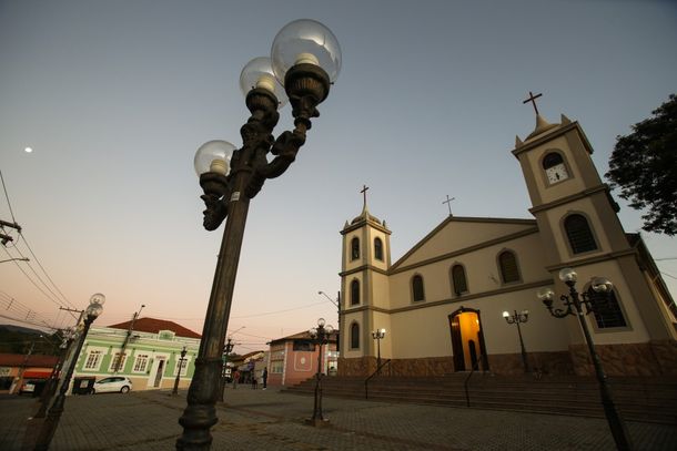 Pra&ccedil;a Comendador Martins em Cabre&uacute;va