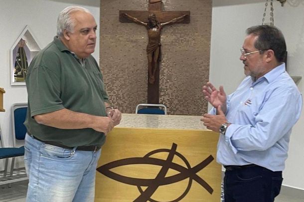 Escritor e jornalista, Carlos Santiago, conversando com o diretor geral do col&eacute;gio, SDS,  Jair Carlesso 