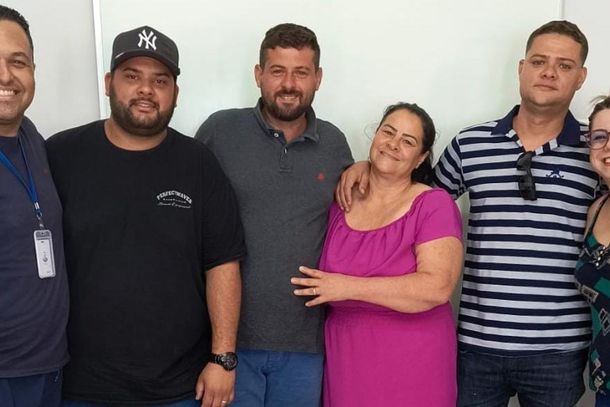 Na foto, da esquerda para a direita, o psic&oacute;logo Diego (no meio primo, Rodrigo, m&atilde;e, irm&atilde;o) e na ponta a assistente social Cris