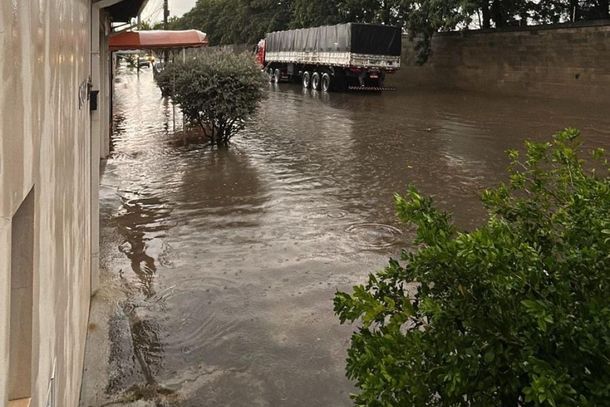 Avenida Cl&aacute;udio Giannini fica alagada ap&oacute;s chuva nesta segunda-feira (31)