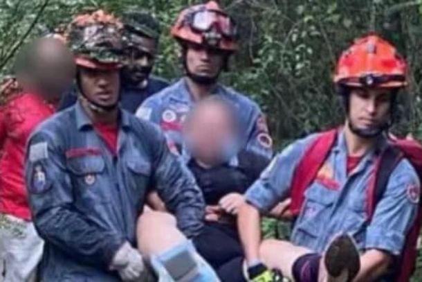 Bombeiros resgatam mulher com tornozelo fraturado na Serra do Japi 