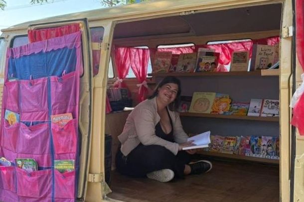 Professora Isa reforma Kombi e cria biblioteca itinerante