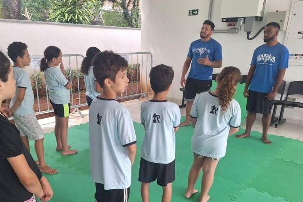 Durante a visita, al&eacute;m da parte pr&aacute;tica, Sajid conversou com os jovens sobre disciplina