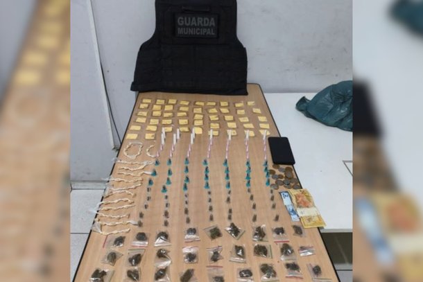 Suspeito abandona drogas e foge durante abordagem no bairro Colina