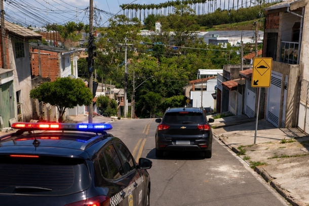 Fuga em alta velocidade em Cabre&uacute;va acaba com suspeito preso e drogas apreendidas