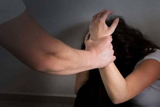 Mulher &eacute; agredida ap&oacute;s desligar TV em que companheiro assistia jogo