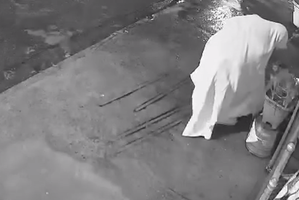 V&iacute;deo da madrugada mostra o momento em que o chamado "Ladr&atilde;o Fantasma" entra em a&ccedil;&atilde;o.