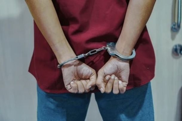 Nem preso ele parou: suspeito resiste e danifica viatura da Guarda ap&oacute;s captura