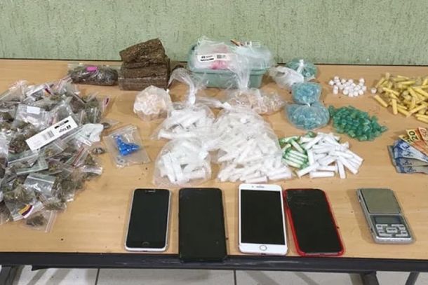  A casa caiu: porta aberta e cheiro forte levaram pol&iacute;cia ao local