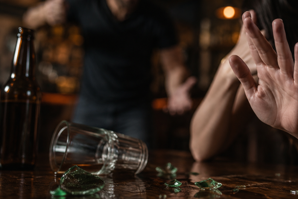 Ci&uacute;mes, agress&atilde;o e garrafas quebradas em bar de Cabre&uacute;va