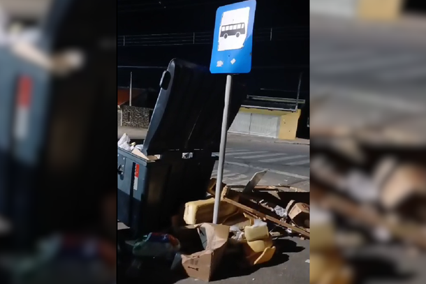 Moradores reclamam de lixo e falta de cobertura em ponto de &ocirc;nibus da Rua Alexandrita