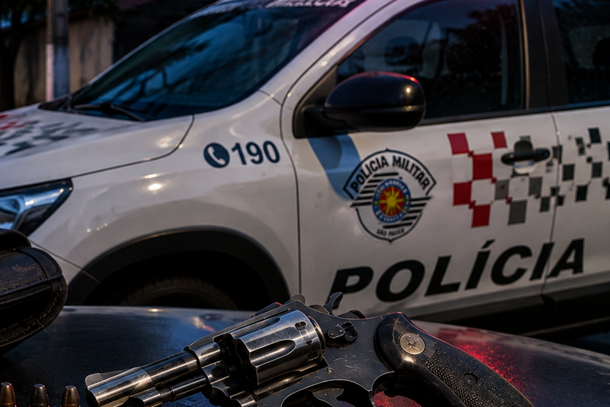  Homem &eacute; preso com rev&oacute;lver de numera&ccedil;&atilde;o raspada em Cabre&uacute;va