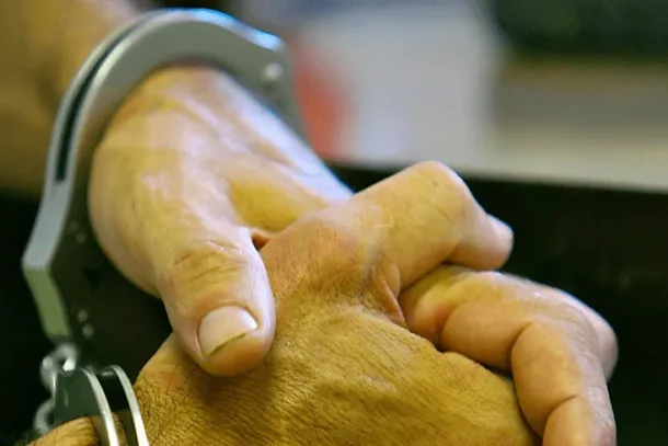 Homem tenta fugir por viela ap&oacute;s ser flagrado com drogas no Vilarejo