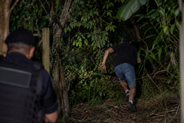 Durante fuga, homem entra em ch&aacute;cara no bairro Vilarejo e &eacute; preso