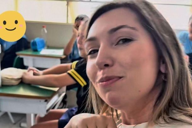 Prefeita Juliana Maciel durante grava&ccedil;&atilde;o em sala de aula com presen&ccedil;a de alunos