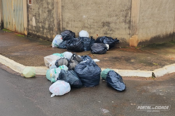 Sacos de lixo em esquina da Av. Da Saudade, no bairro Nazar&eacute; em Casa Branca
