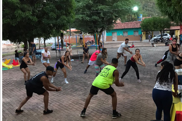 Competição de manobras em bicicletas atrai jovens e o esporte ganha força