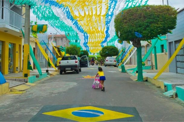 Rua enfeitada com as cores verde e amarelo