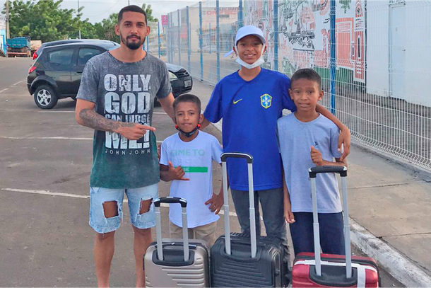 Chico Goleiro e alunos da escolinha