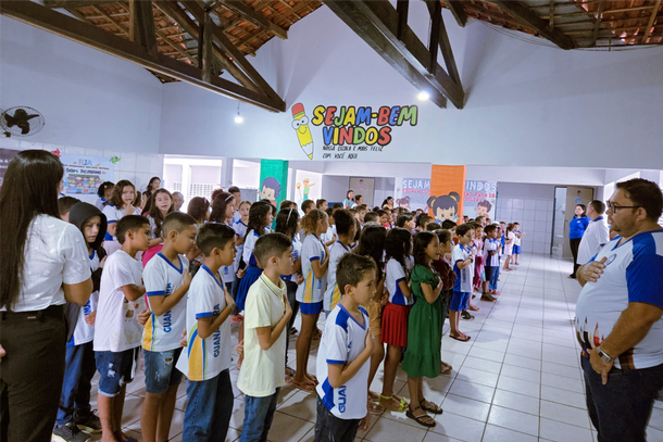 Alunos cantando hinos na Escola Municipal Raimundo Guanabara