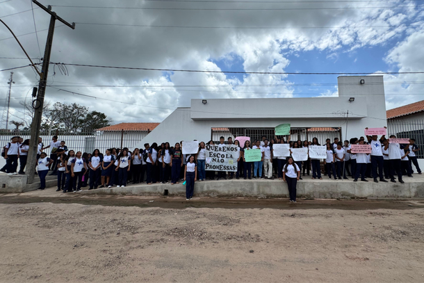 Protesto em unidade educacional da rede estadual de ensino em Afonso Cunha  