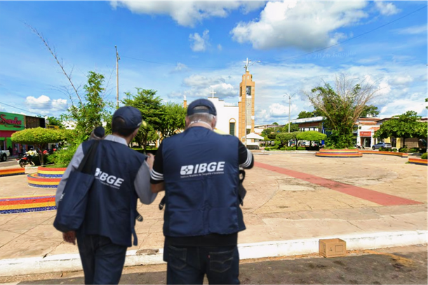 Agentes IBGE com imagem da pra&ccedil;a Duque Bacelar ao fundo