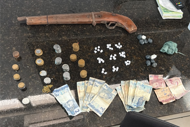 Material apreendido durante pris&atilde;o de homem no Anil 