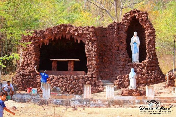 Gruta da Pra&ccedil;a Nossa Senhora de Lourdes