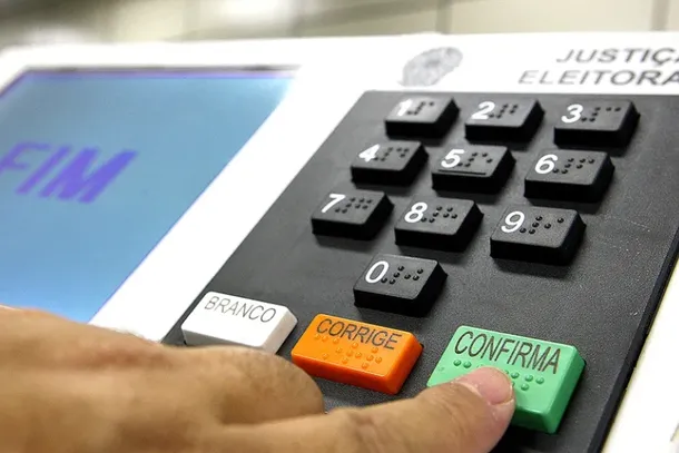 Votando na urna eletr&ocirc;nica 