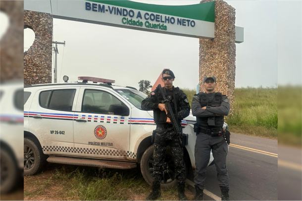 Tenente-coronel Alexsandro Ramalho, ladeado pelo Tenente Carvalho do 44&ordm; BPM