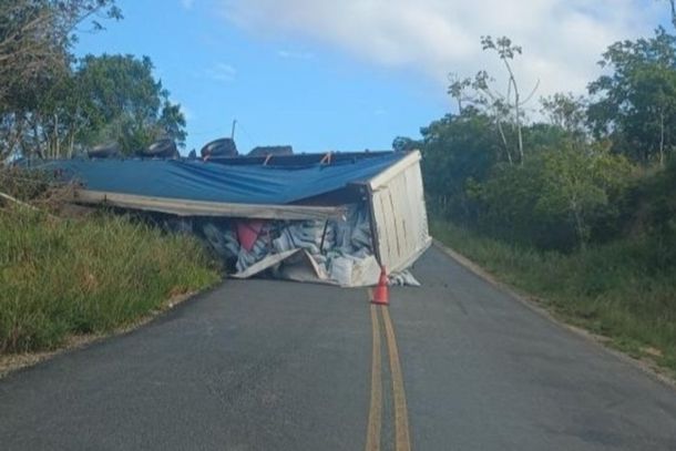 A estrada est&aacute; sendo obstru&iacute;da em ambas as faixas pelo ve&iacute;culo