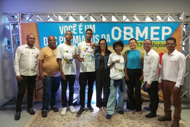 Os alunos premiados e professores respons&aacute;veis compareceram na cerim&ocirc;nia