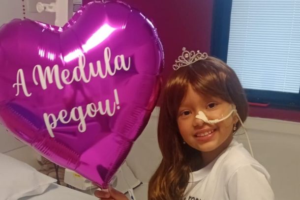 A menina comemorou ao lado da equipe m&eacute;dica