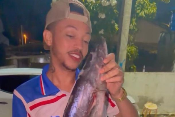 Entre manga com sal, pesca e cerveja gelada, cantor Silfarley curte Siribinha