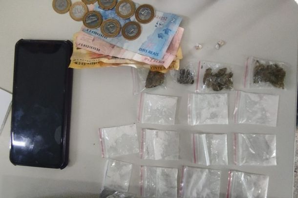 Al&eacute;m das drogas, a PM tamb&eacute;m apreendeu um celular e uma quantia em dinheiro