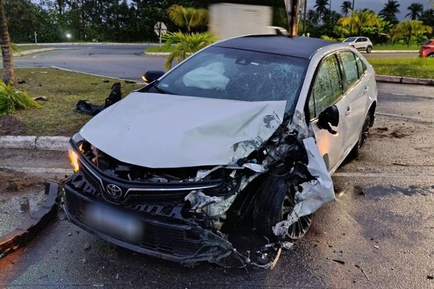 Carro fica destru&iacute;do ap&oacute;s acidente no trevo de Conde; poste foi arrancado com impacto