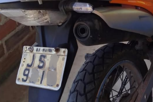 Placa de motocicleta &eacute; perdida em Conde