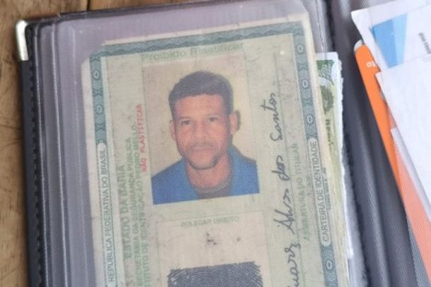 Carteira com documentos e dinheiro &eacute; encontrada no centro de Conde