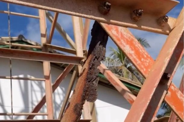 Moradora alerta para condi&ccedil;&otilde;es de torre na comunidade de Po&ccedil;as, em Conde